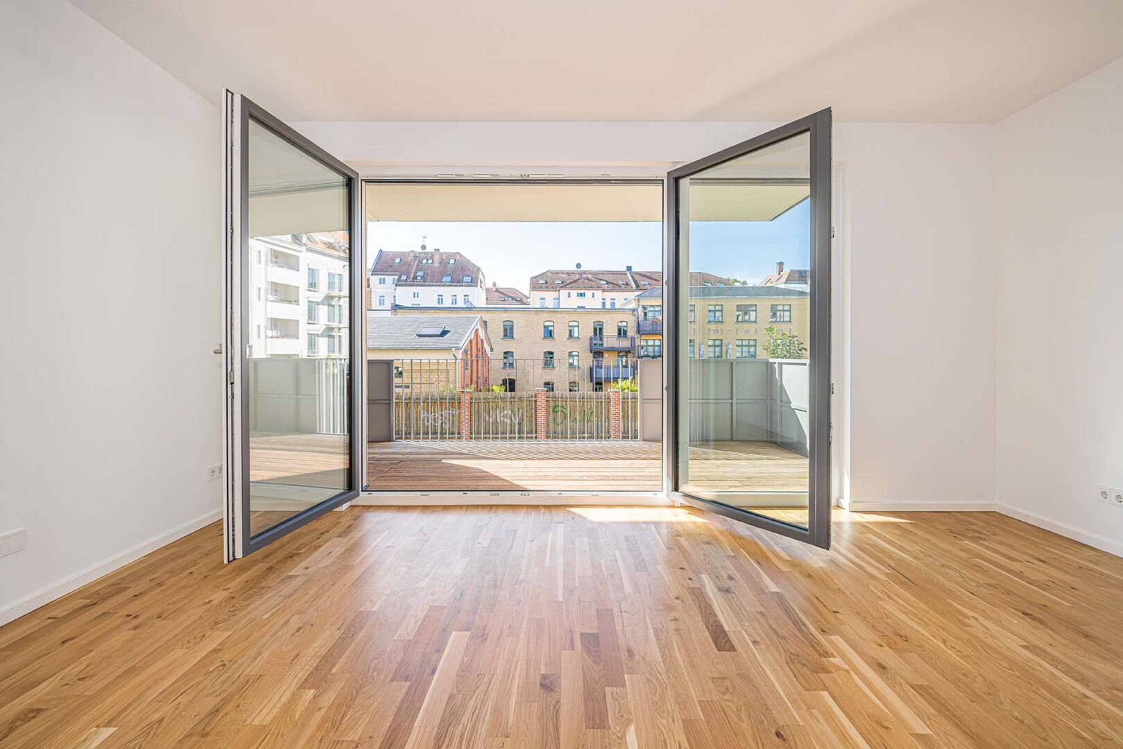 Wohnzimmer mit Blick zum Balkon