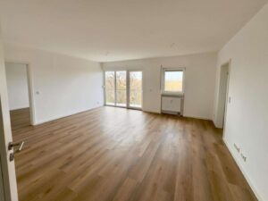Wohnzimmer mit Balkonzugang