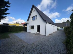 Rückseite mit Terrasse