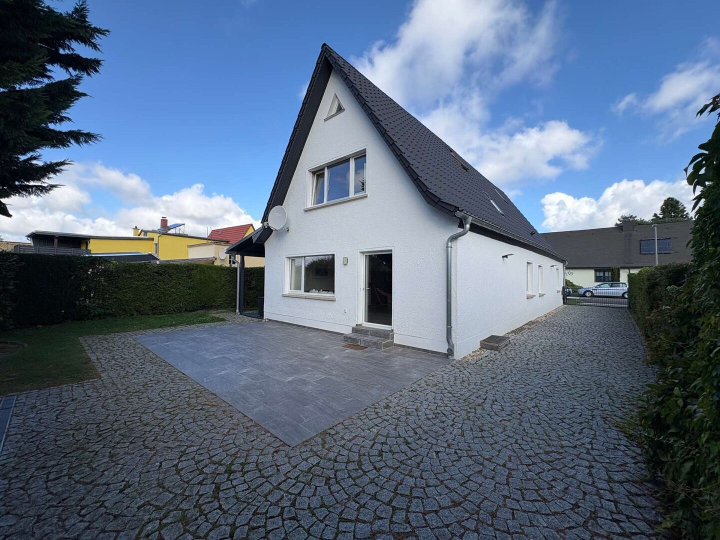 Rückseite mit Terrasse