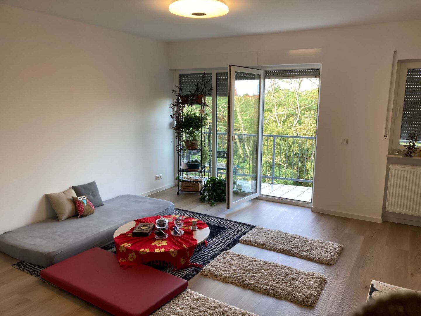 Wohnzimmer mit Blick auf den Balkon